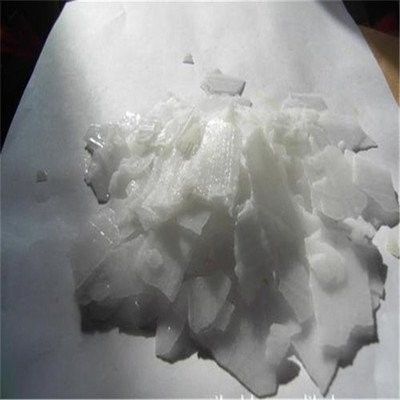 Soda caustica corrosiva pericolosa del NaOH per l'alcali solubile di uso industriale